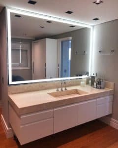Espelho com LED para Banheiro Moderno