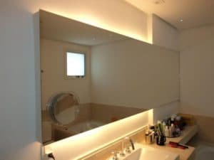 Banheiro com espelho led parede flutuante