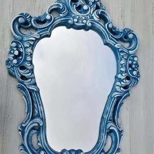 Espelho com Moldura Provençal em Resina