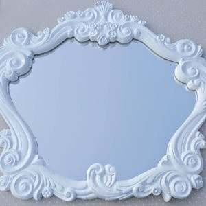 Espelho com Moldura Provençal em Resina