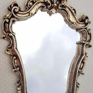Espelho com Moldura Provençal em Resina