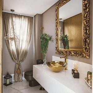 Espelho provençal grande moldura dourada banheiro pia, torneira e cuba dourada marmore branco