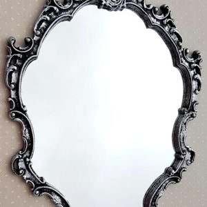 Espelho com Moldura Provençal em Resina