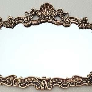 Espelho com Moldura Provençal em Resina