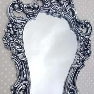 Espelho com Moldura Provençal em Resina