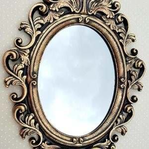 Espelho com Moldura Provençal em Resina