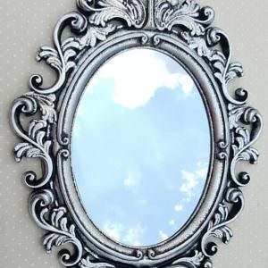 Espelho com Moldura Provençal em Resina