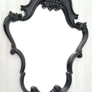 Espelho com Moldura Provençal em Resina