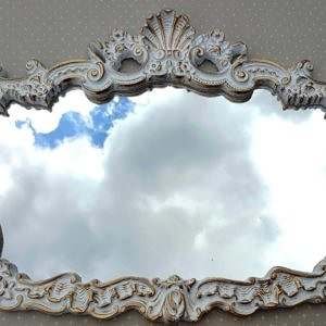 Espelho com Moldura Provençal em Resina