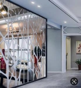 Sala de estar com espelho de parede inteira orgânico irregular estilo árvores