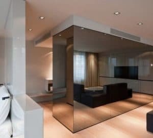 Sala de estar com espelho de parede fume