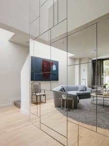 sala de estar com revestimento de parede em espelho quadrados aleatórios mosaico 3d