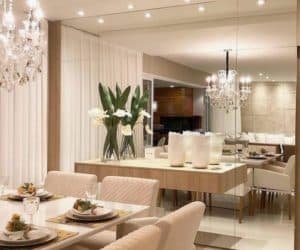 Sala de jantar com rack flutuante e parede espelhada