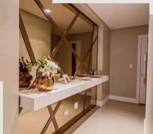 Hall de entrada com aparador flutuante offwhite e espelho de parede inteira moderno com mesa de centro de vidro