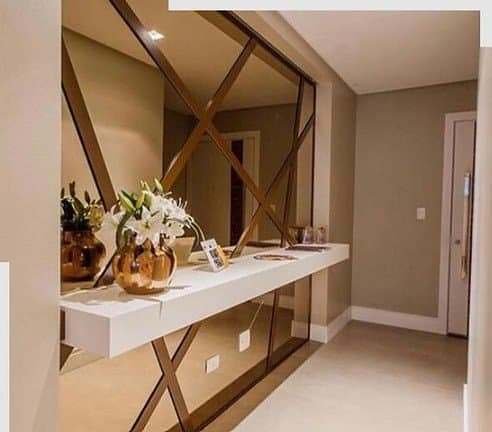 Hall de entrada com aparador flutuante offwhite e espelho de parede inteira moderno com mesa de centro de vidro