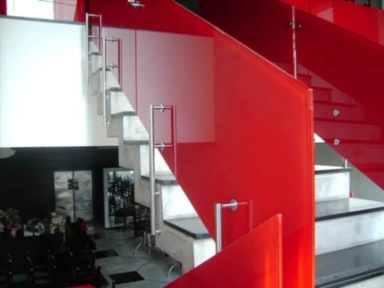 Escada com vidro serigrafado e estrutura inox