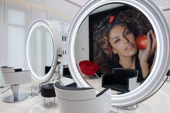 Espelho redondo iluminado com LED em um salão de beleza