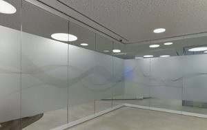 escritorio com divisoria de vidro com pelicula de privacidade ou jateamento e chao laminado