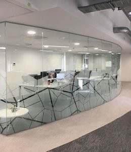 escritorio com divisoria de vidro jateado ou com pelicula com carpete