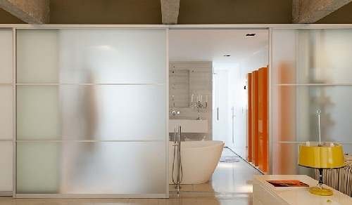 Banheiro com banheiro e vidro acidato