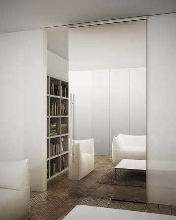 Sala de estar com porta de vidro espelhada