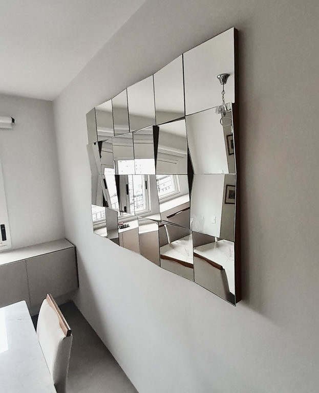 sala de jantar com espelho decorativo mosaico 3d com acabamento em madeira