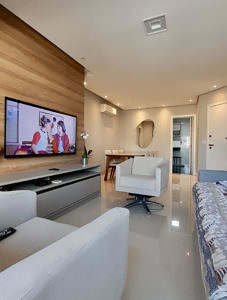 sala de jantar com espelho decorativo mosaico 3d com acabamento em madeira