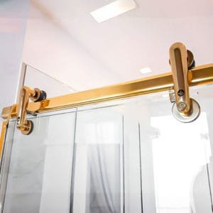 Box de vidro para o banheiro modelo Encanto dourado roldana aparente