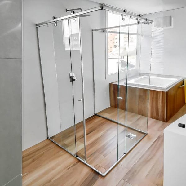 Box de vidro para o banheiro modelo Encanto cromado aparente