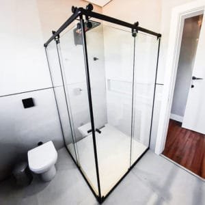 Box de vidro para o banheiro modelo Encanto preto roldana aparente