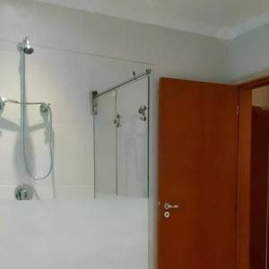 Box de vidro para o banheiro modelo Articulado Arty cromado inox polido ou escovado roldana aparente