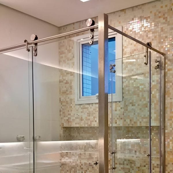 Box de vidro para o banheiro modelo Articulado Arty cromado inox polido ou escovado roldana aparente