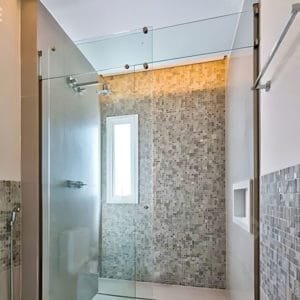 Box de vidro para o banheiro modelo MiniMax cromado inox polido ou escovado roldana aparente