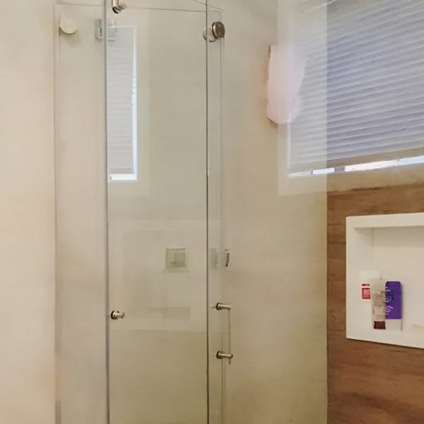 Box de vidro para o banheiro modelo Pérola cromado inox polido ou escovado roldana aparente