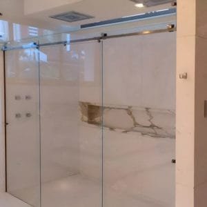 Box de vidro para o banheiro modelo Quadratto cromado inox polido ou escovado roldana aparente