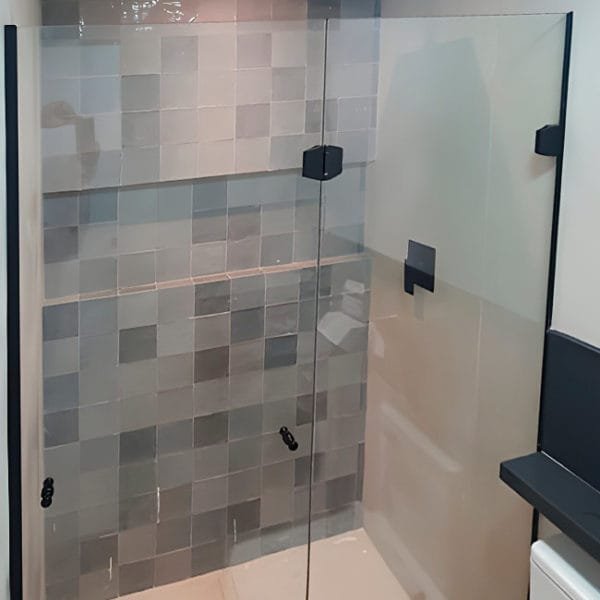 Box de Vidro para Banheiro modelo Fit dobradiça preta