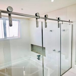 Box de Vidro para Banheiro modelo Luxe Trilho Redondo Inox Polido Roldana Aparente