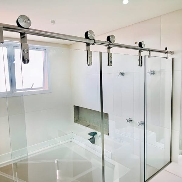 Box de Vidro para Banheiro modelo Luxe Trilho Redondo Inox Polido Roldana Aparente