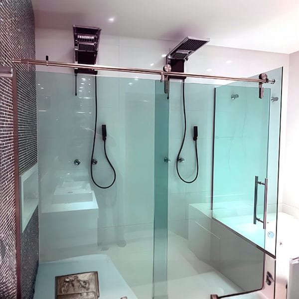 Box de Vidro para Banheiro modelo Luxe Trilho Redondo Inox Polido Roldana Aparente