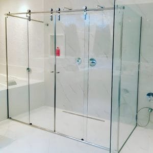 Box de Vidro para Banheiro modelo Luxe Trilho Redondo Inox Polido Roldana Aparente