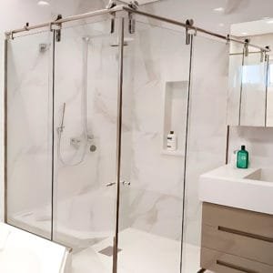 Box de Vidro para Banheiro modelo Luxe Trilho Retangular Inox Polido Roldana Aparente exposta de canto