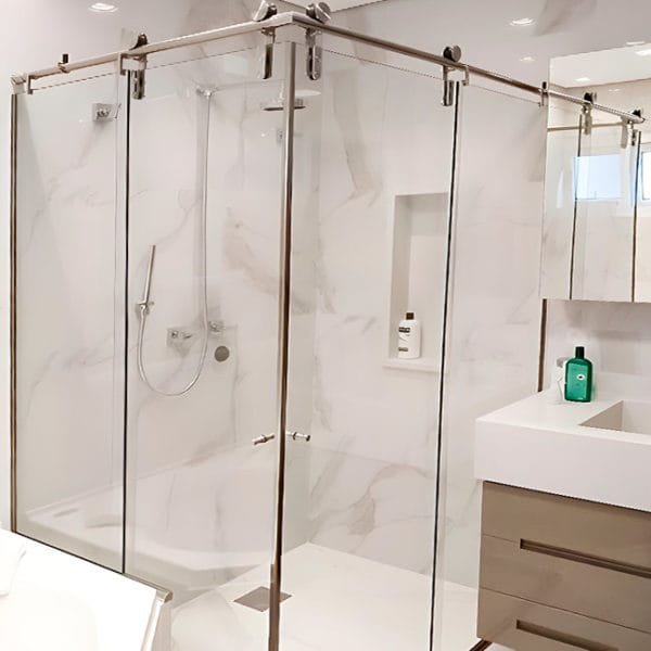 Box de Vidro para Banheiro modelo Luxe Trilho Retangular Inox Polido Roldana Aparente exposta de canto