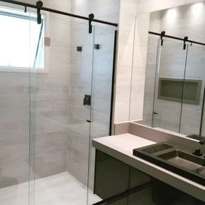 Box de Vidro para Banheiro modelo Luxe Trilho Redondo Inox Polido Roldana Aparente