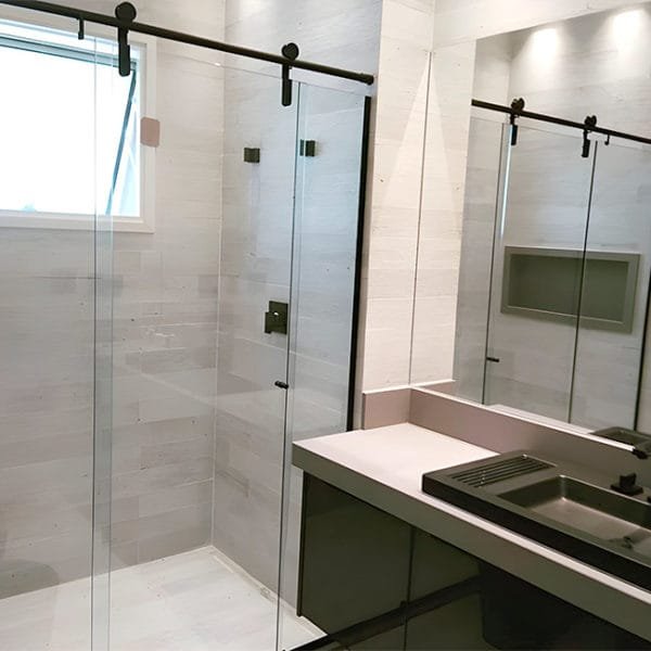 Box de Vidro para Banheiro modelo Luxe Trilho Redondo Inox Polido Roldana Aparente