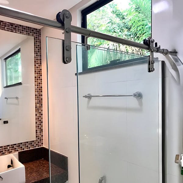 Box de Vidro para Banheiro modelo Luxe Trilho Redondo Inox Polido Roldana Aparente