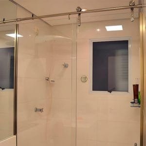 Box de Vidro para Banheiro modelo Luxe Trilho Redondo Inox Polido Roldana Aparente