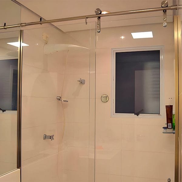 Box de Vidro para Banheiro modelo Luxe Trilho Redondo Inox Polido Roldana Aparente