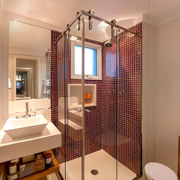 Box de Vidro para Banheiro modelo Luxe Trilho Redondo Inox Polido Roldana Aparente