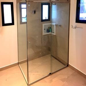 Box de Vidro para Banheiro modelo Luxe Trilho Redondo Inox Polido Roldana Aparente