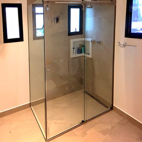 Box de Vidro para Banheiro modelo Luxe Trilho Redondo Inox Polido Roldana Aparente